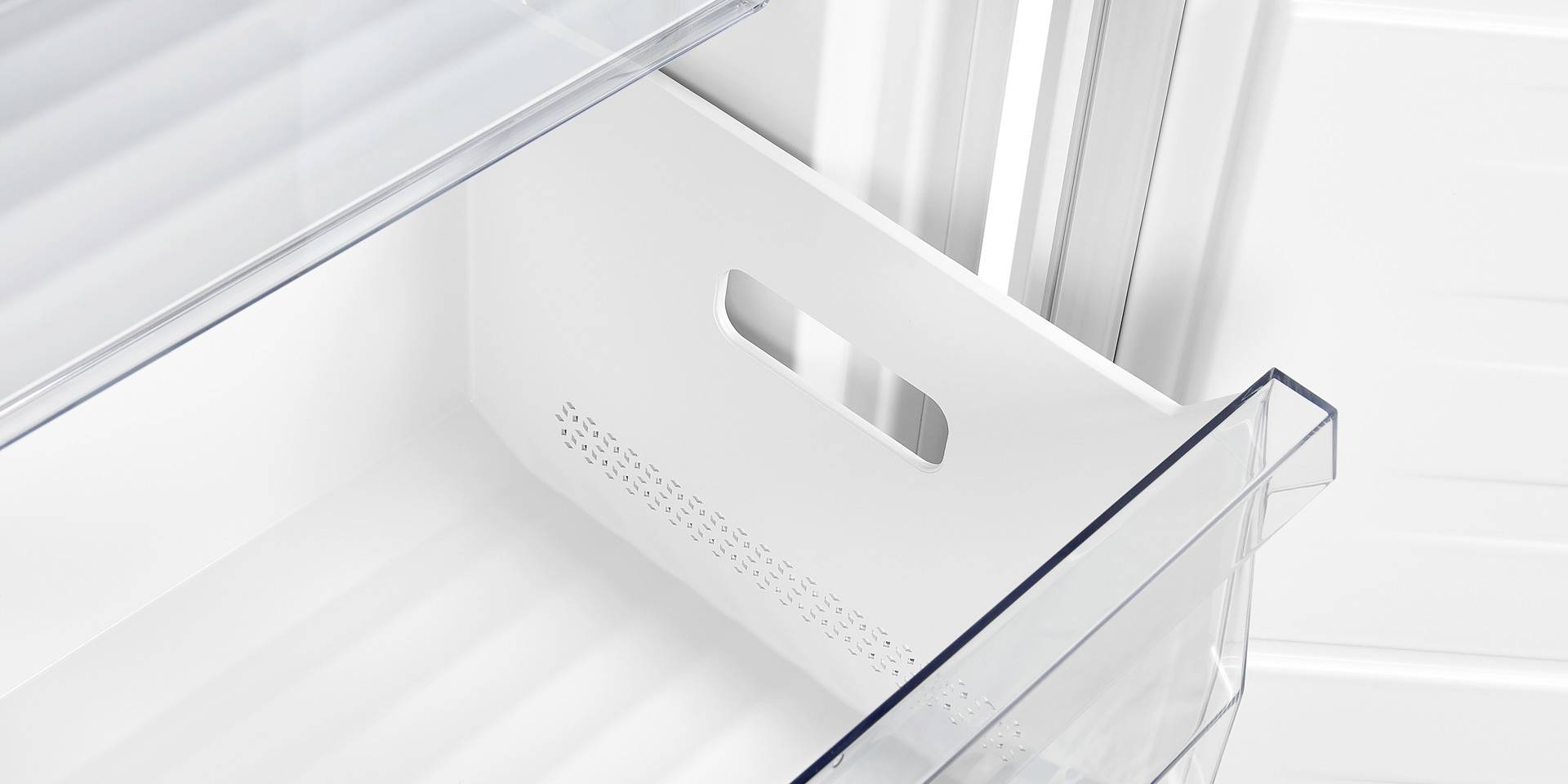Offener, leerer Kühlschrank mit durchsichtigem Regal und Schublade. Klarer, weißer Innenraum ohne Inhalt oder Dekoration.