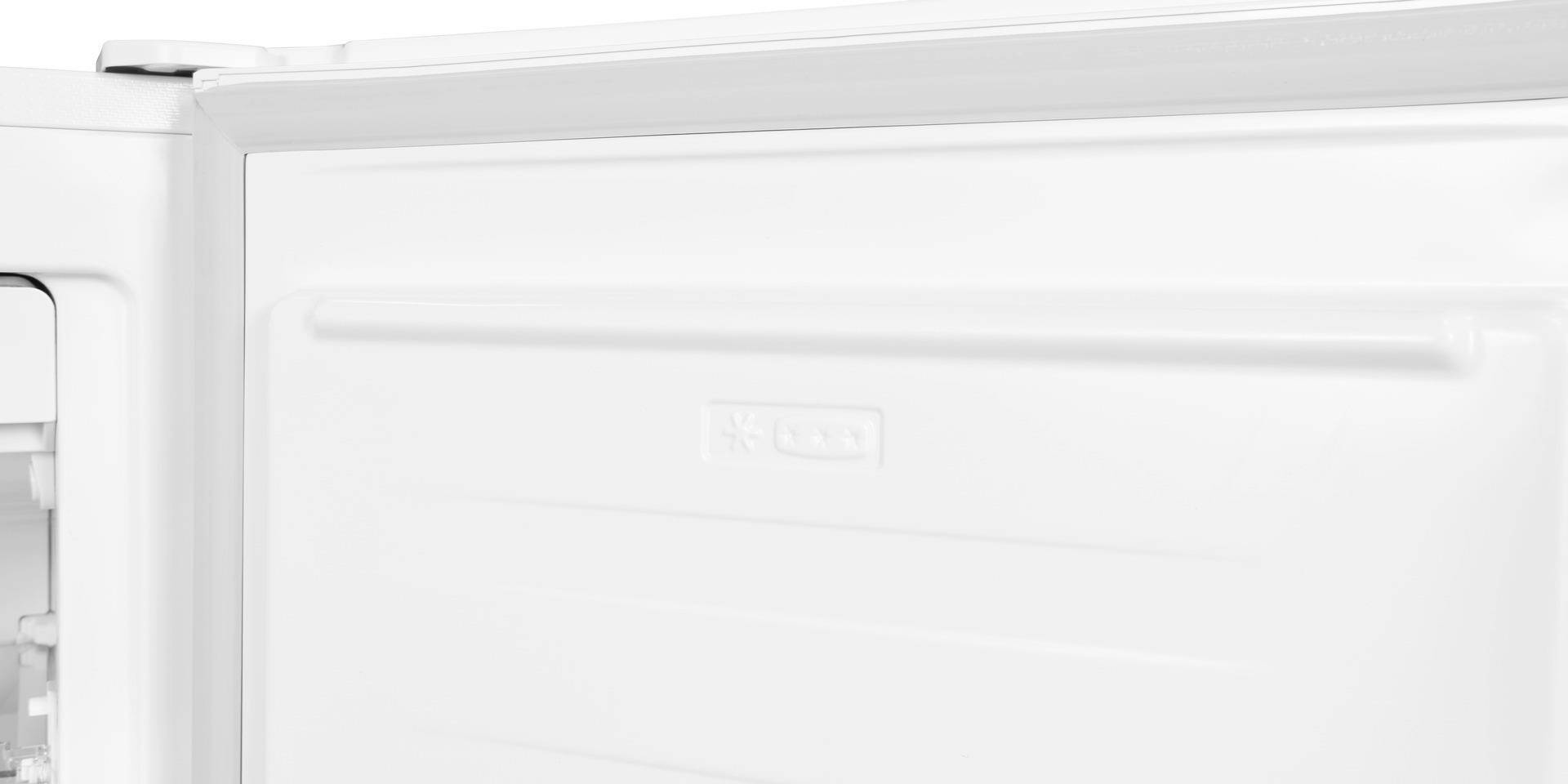 Ein geöffneter Kühlschrank mit weißem Innenraum. Die Tür steht leicht offen und zeigt einen Teil des Kühlschrankinnenraums.