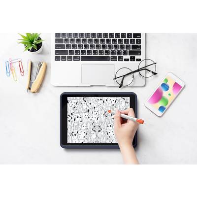 Eine Hand zeichnet auf einem Tablet ein schwarz-weißes Muster. Im Hintergrund sind ein Laptop, eine Brille und ein Smartphone zu sehen.