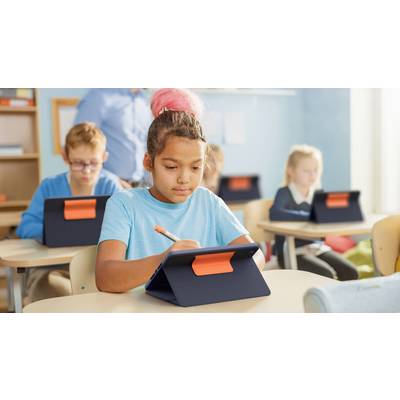 Ein Mädchen schreibt auf einem Tablet in einem Klassenzimmer, umgeben von anderen Schülern, die ebenfalls Tablets verwenden.
