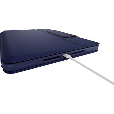 Ein Tablet in einer blauen Hülle wird über ein an der Unterseite angeschlossenes Kabel aufgeladen.