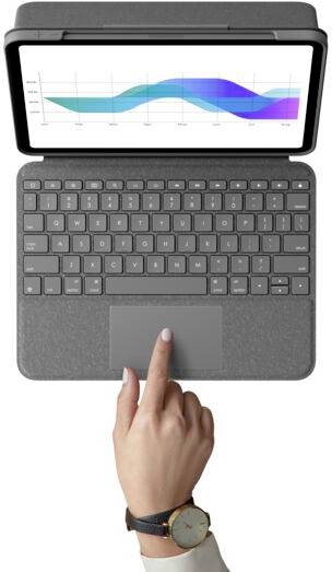 Eine Hand zeigt auf ein Laptop-Touchpad. Auf dem Bildschirm ist ein Liniengraph mit verflochtenen Wellenlinien und Monatsbeschriftungen sichtbar.