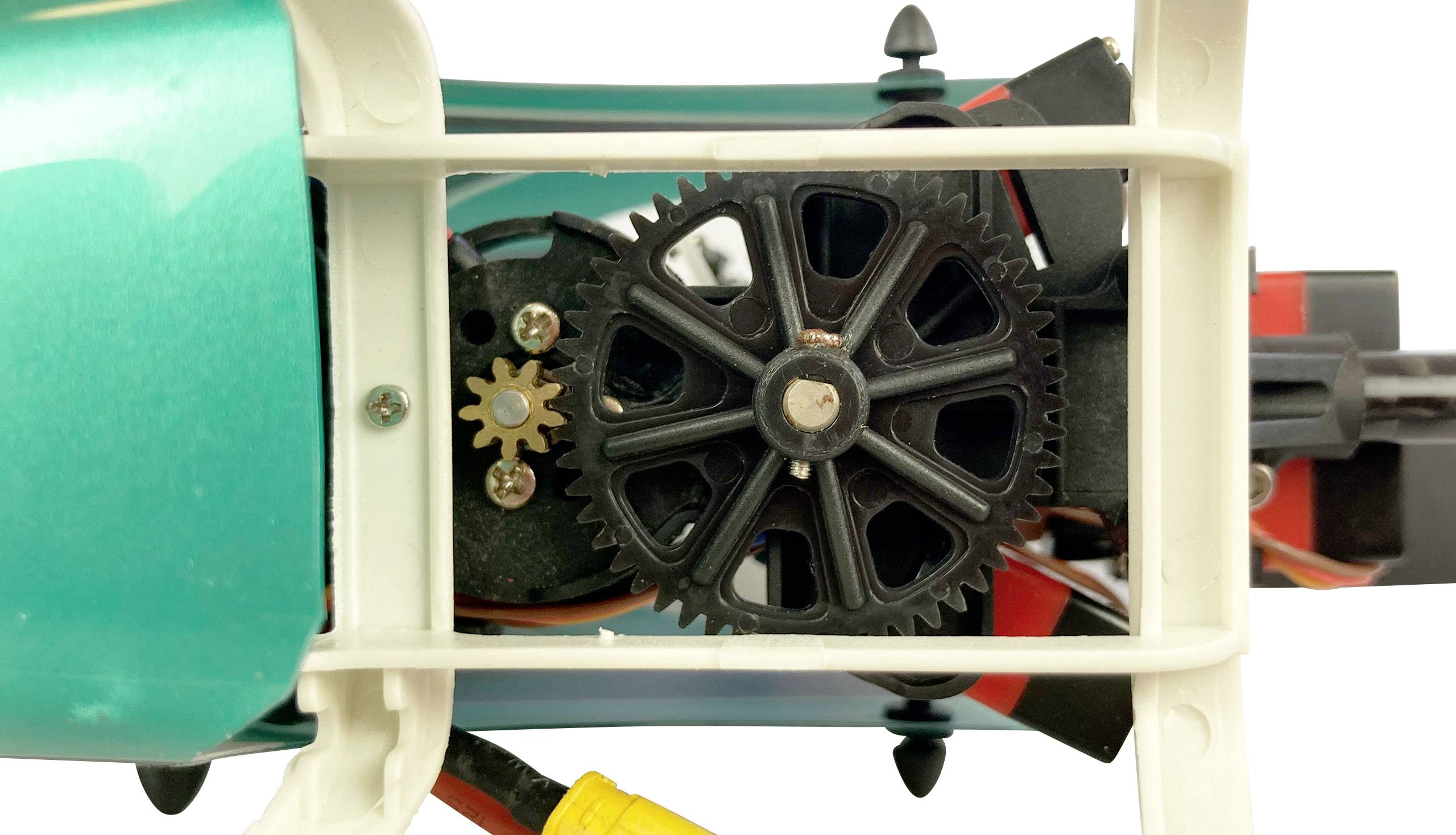 Ein Blick auf das Getriebe eines ferngesteuerten Hubschraubermodells mit Zahnrädern im zentralen Fokus.