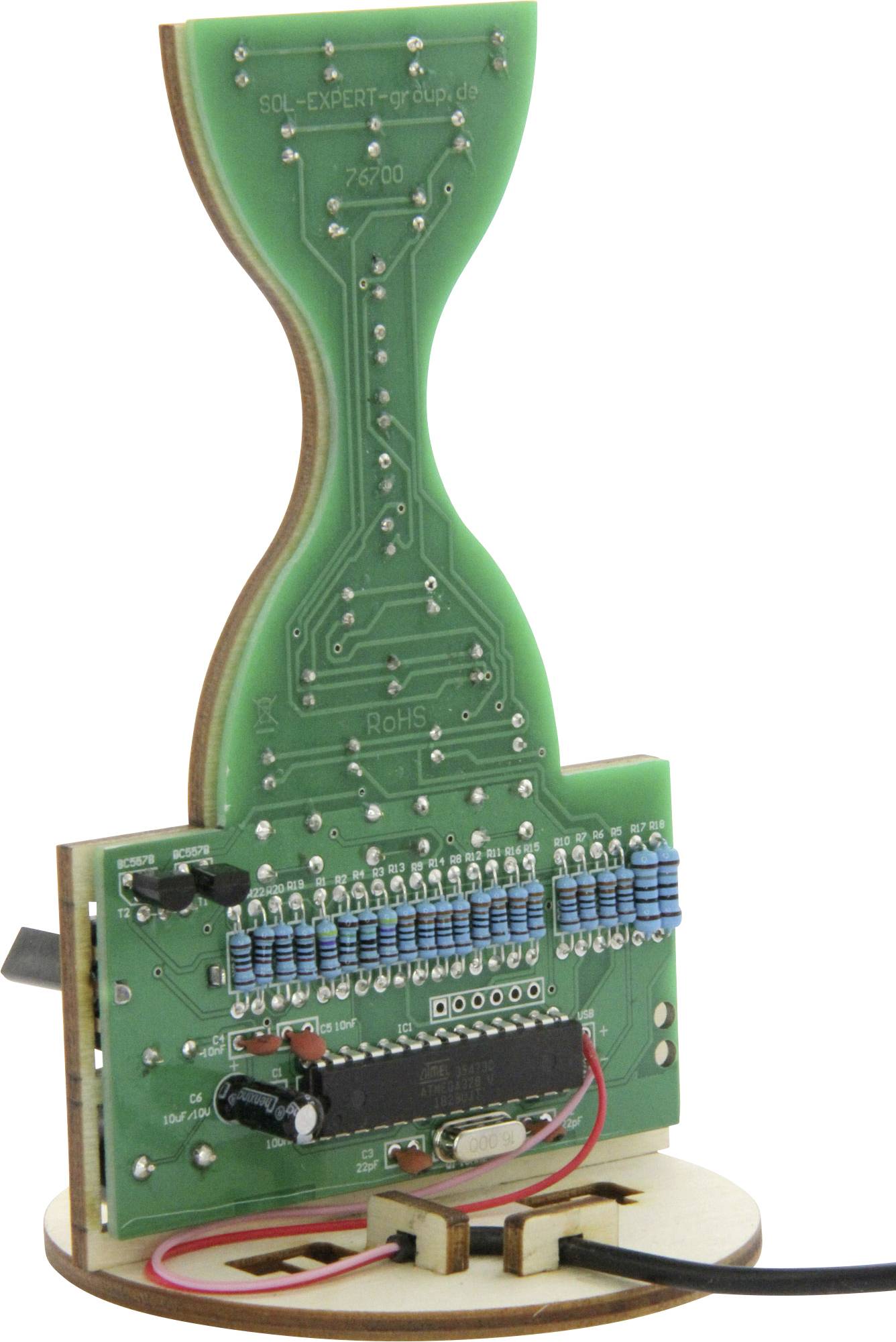 Eine elektronische Schaltung mit grüner Leiterplatte und mehreren Widerständen, montiert auf einem Holzsockel mit Kabelverbindungen.