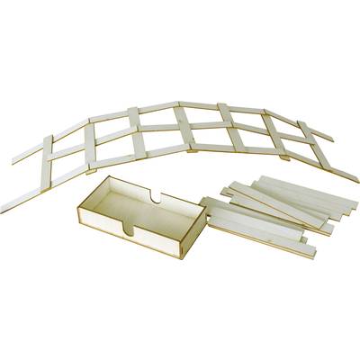 Holzmodell eines Leonardobrückens mit zusammengebauter Brücke oben und zerlegten Teilen sowie Aufbewahrungsbox darunter.