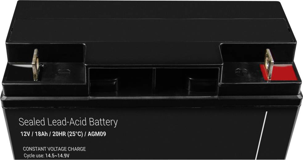 Schwarze versiegelte Blei-Säure-Batterie, beschriftet mit '12V / 18Ah / AGM09'. Anschlüsse oben sichtbar, rotes Detail rechts.