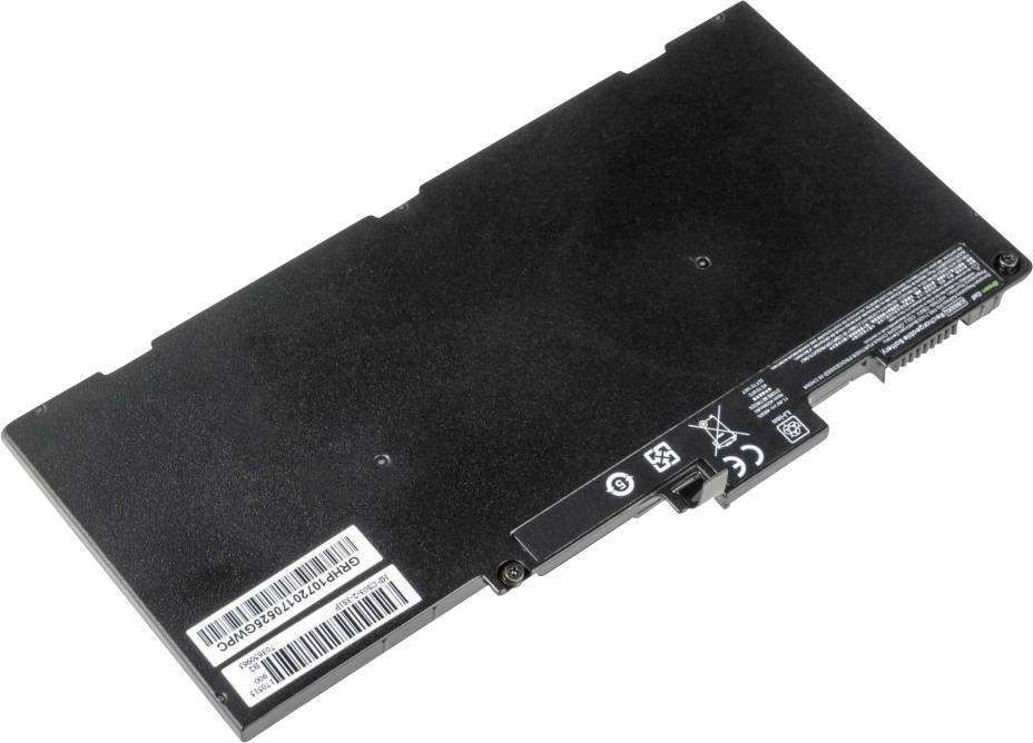 Eine schwarze Laptop-Batterie mit Etiketten und Symbolen auf der Oberseite, leicht schräg positioniert auf einer weißen Fläche.