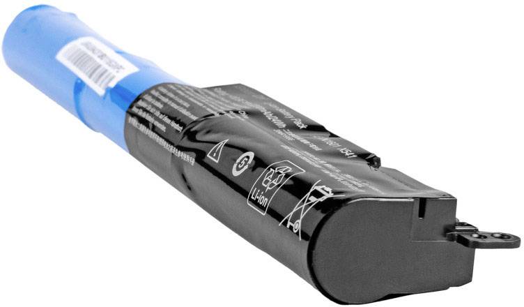 Ein schwarzer Lithium-Ionen-Akku, lang und zylindrisch, mit blauen Gehäuseteil und Etiketten mit Warnhinweisen und Recycling-Symbolen.