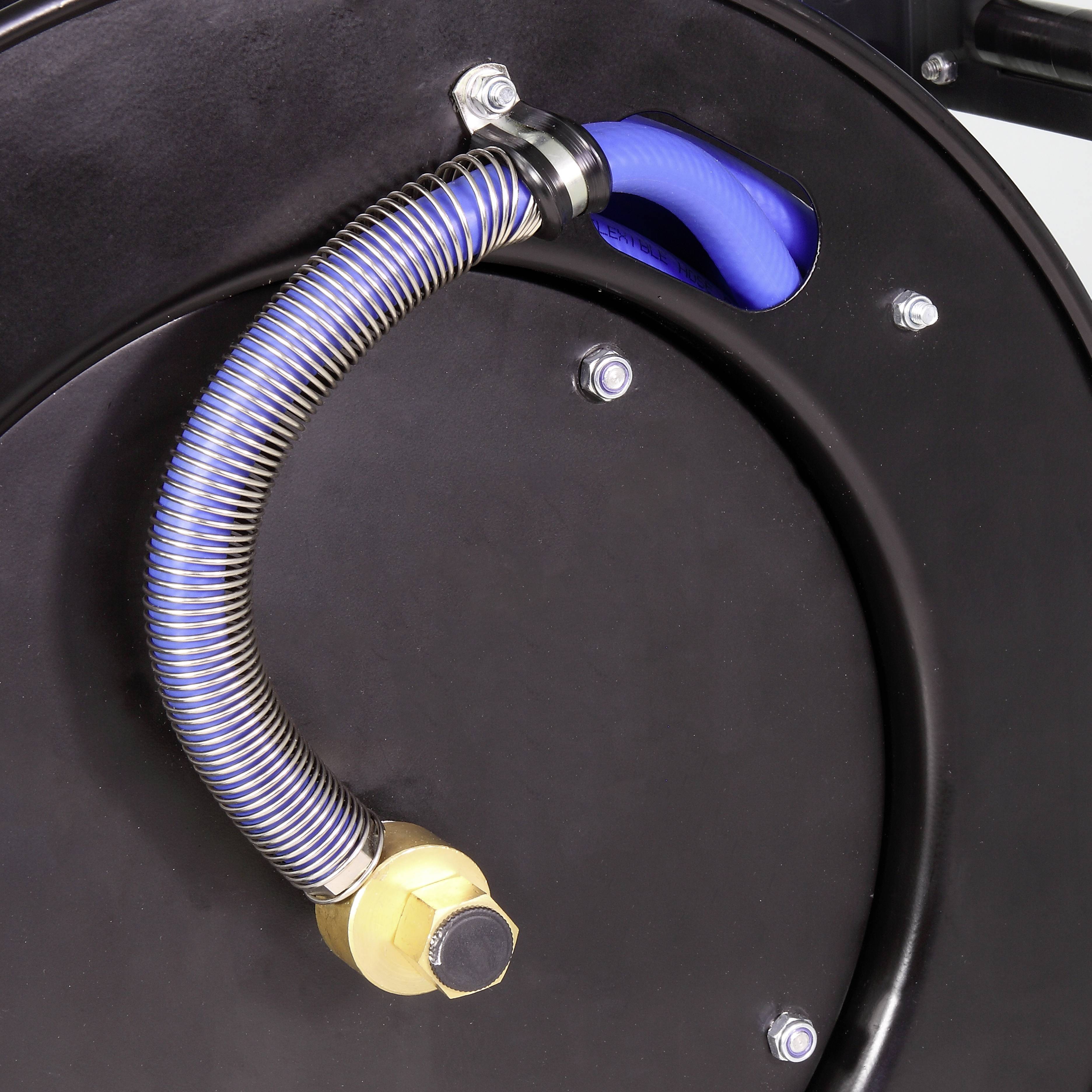 Blauer flexibler Schlauch, der von einer runden, schwarzen Trommel abgewickelt wird, mit metallischen Anschlüssen an beiden Enden.