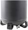 Ein schwarzer Zylinder mit drei stabilen Füßen und einem kleinen Ventil am unteren Rand.