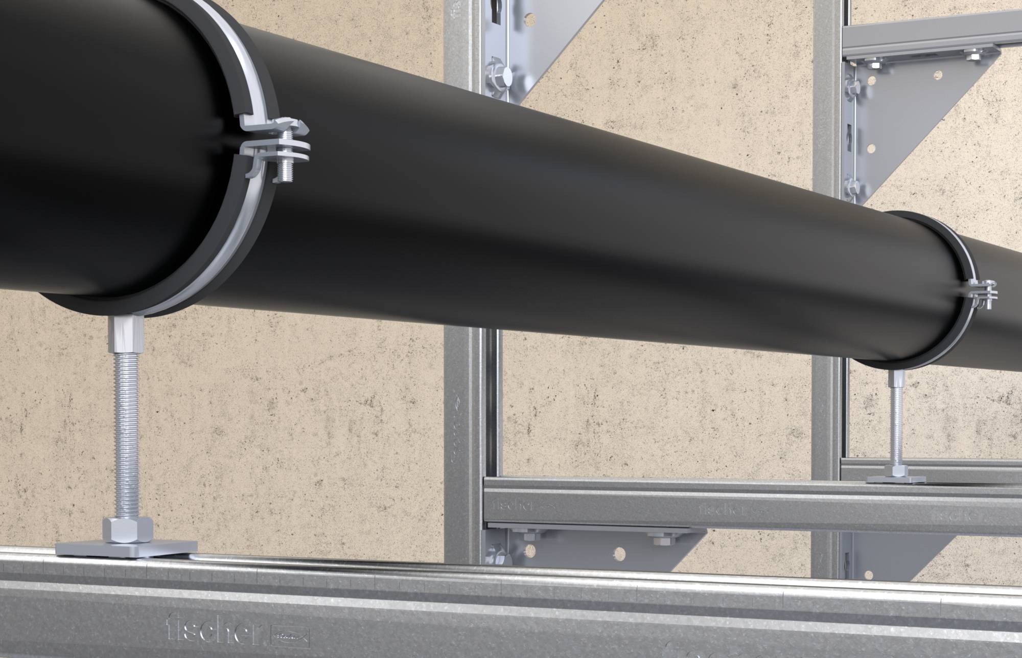 Ein schwarzes Rohr ist horizontal an einer Wand befestigt, mit Metallklammern gesichert. Hintergrund zeigt eine beige Wand und Metallstruktur.