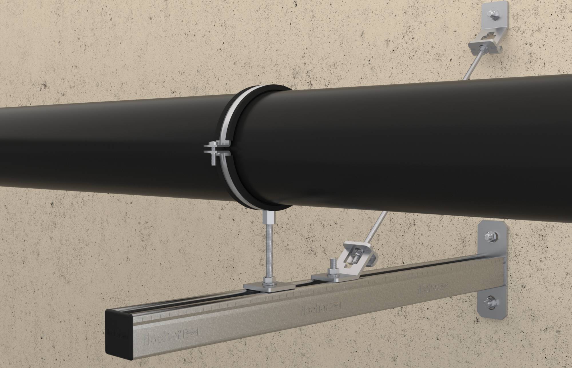Eine schwarze Rohrleitung ist an Betonwand mit Halterungen und Klemmen befestigt. Diese Konstruktion sorgt für stabile Befestigung.