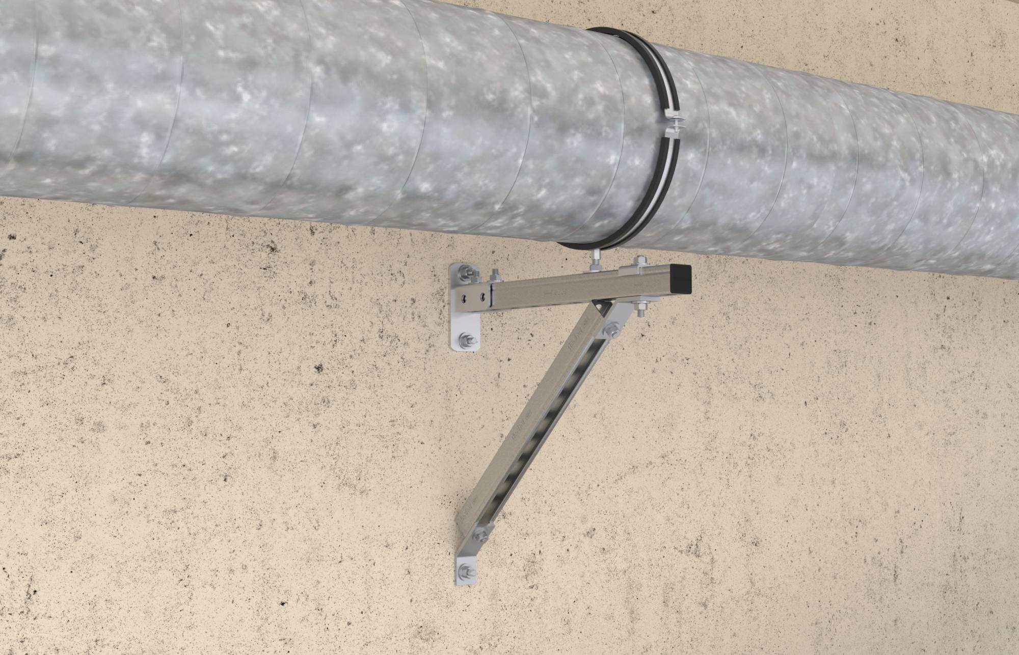 Eine Metallleitung ist mit einer Halterung an einer Betonwand befestigt. Die Halterung besteht aus einem Winkelprofil mit zwei Befestigungspunkten.