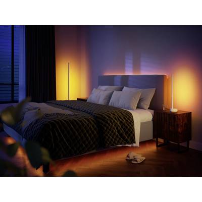 Gemütlich beleuchtetes Schlafzimmer mit modernem Doppelbett, weicher Bettwäsche und stimmungsvoller Beleuchtung in warmen Tönen.
