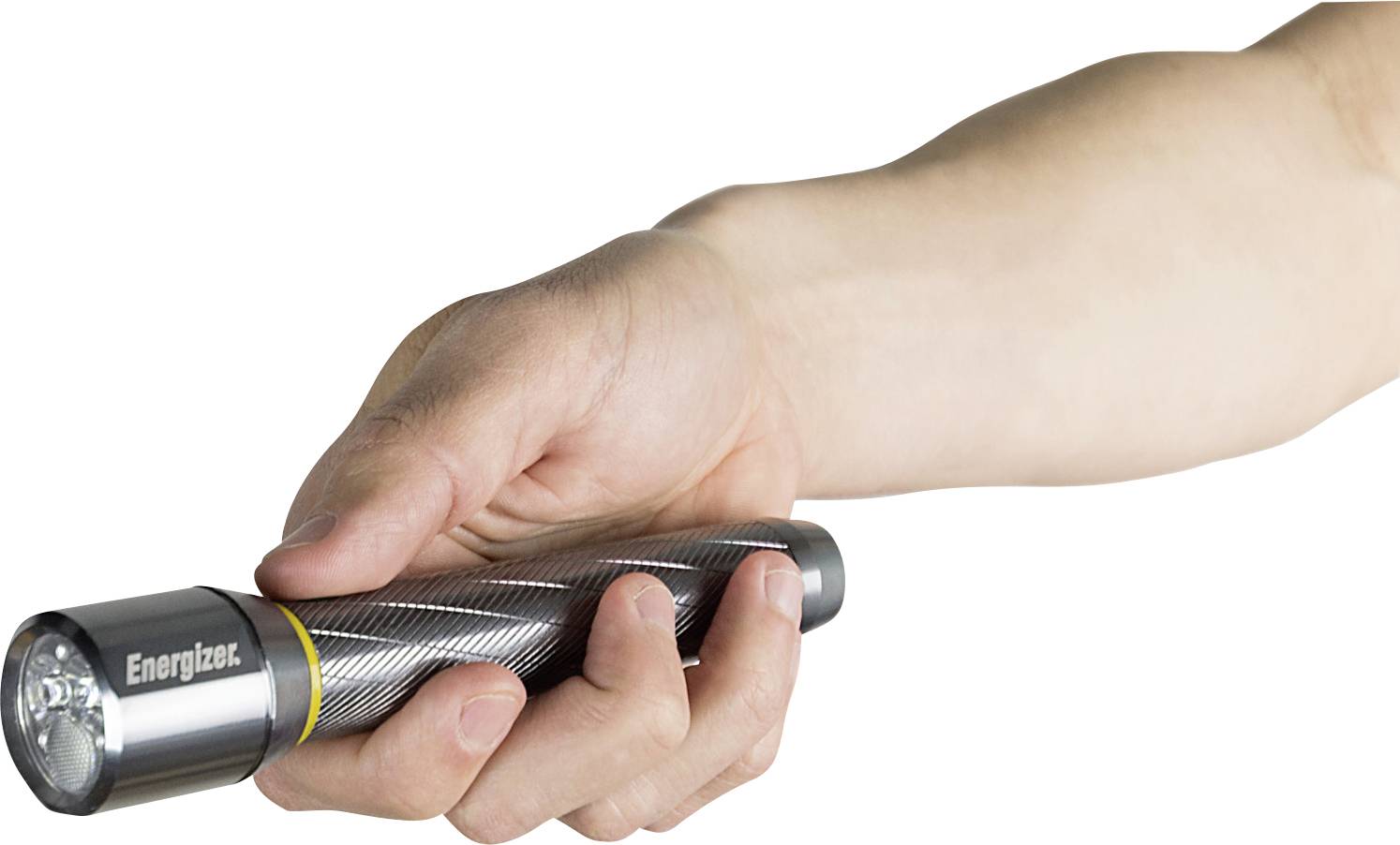 Eine Hand hält eine silberne Taschenlampe von Energizer.
