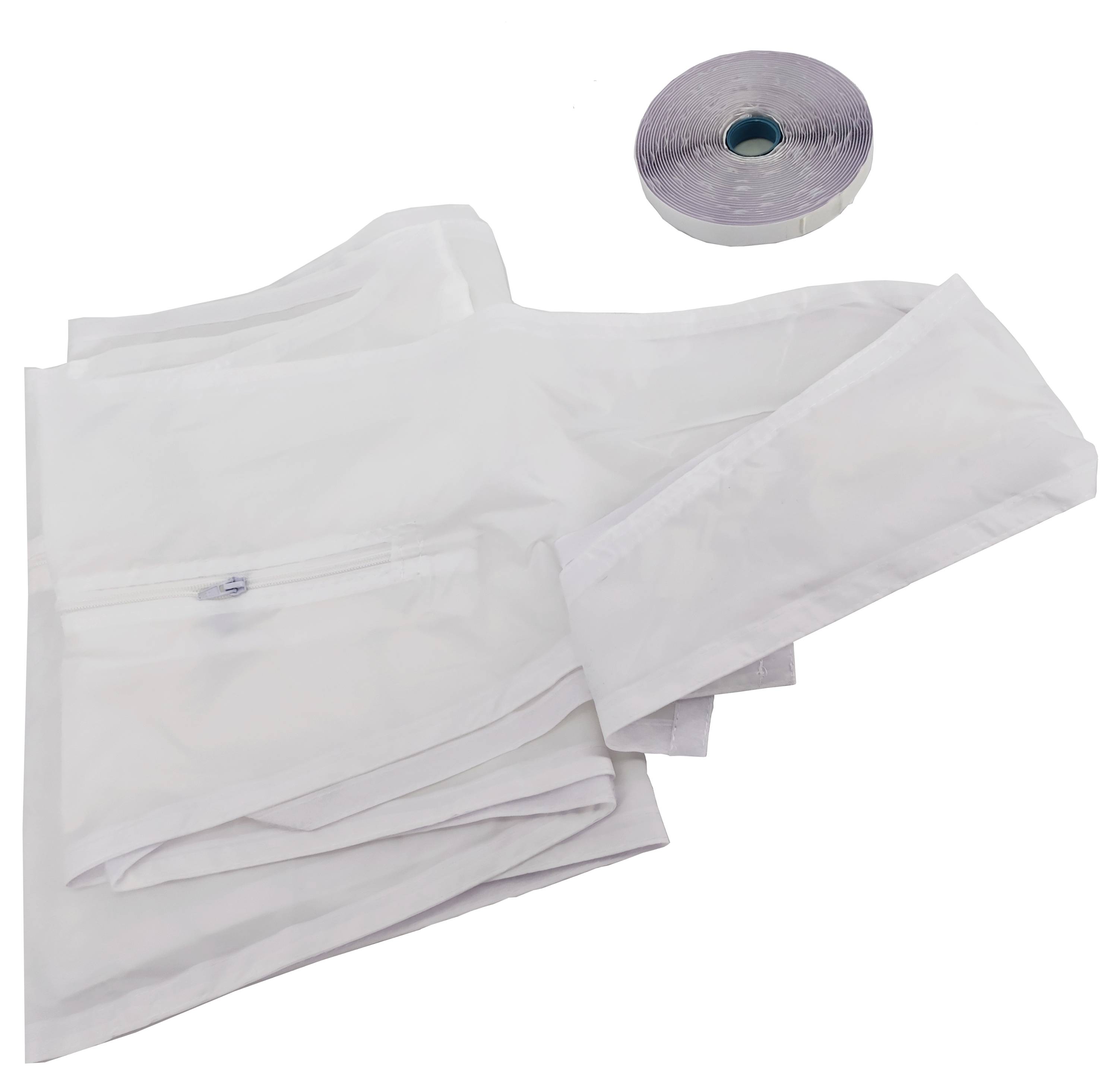 Ein weißes Kleidungsstück und eine Rolle silbernes Klebeband auf weißem Hintergrund.