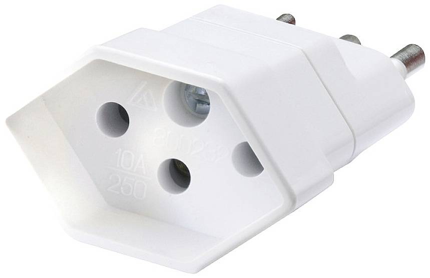 Ein weißer Eurostecker mit zwei Stiften und einer Erdungshülse, für europäische Steckdosen geeignet, isoliert und aus Kunststoff.