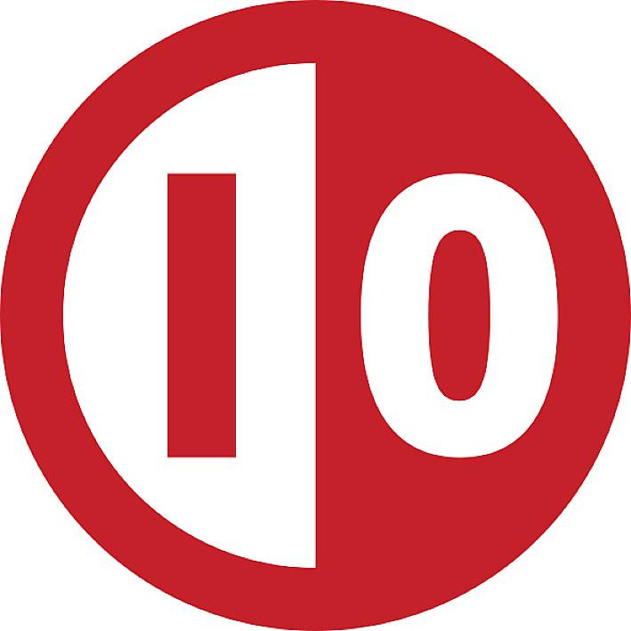 'IO'-Logo in einem roten Kreis mit weißem Hintergrund und rotem Rand.