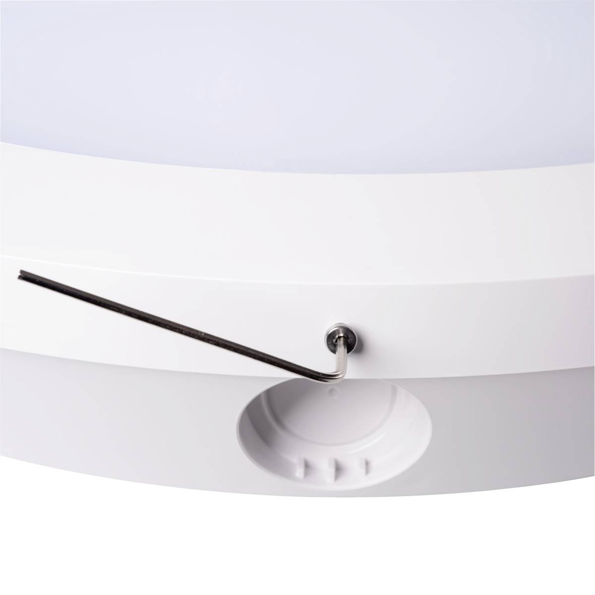 Nahaufnahme einer weißen Deckenlampe mit sichtbarer Befestigungsschraube und einem Schlitz für Werkzeug.