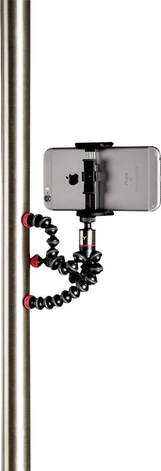 Ein Smartphone ist in einer speziellen Halterung befestigt, die sich mit einer flexiblen, magnetischen Stativhalterung an einem Metallpfosten anheftet.