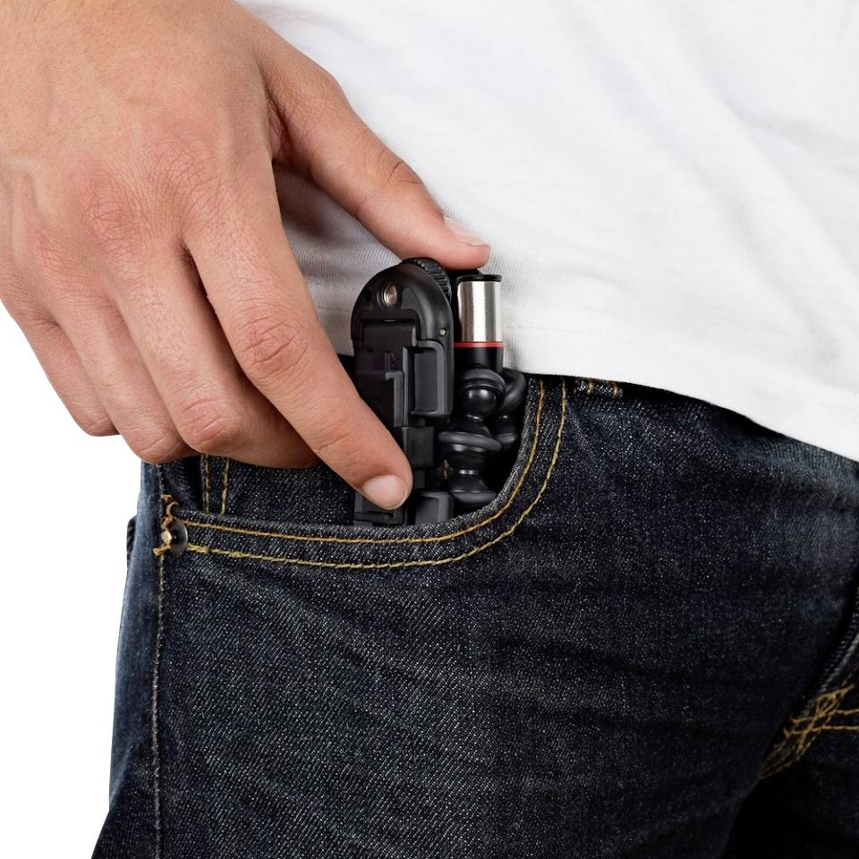 Eine Hand zieht ein kompaktes, zusammengeklapptes Fahrradwerkzeug aus der Gesäßtasche einer blauen Jeans.