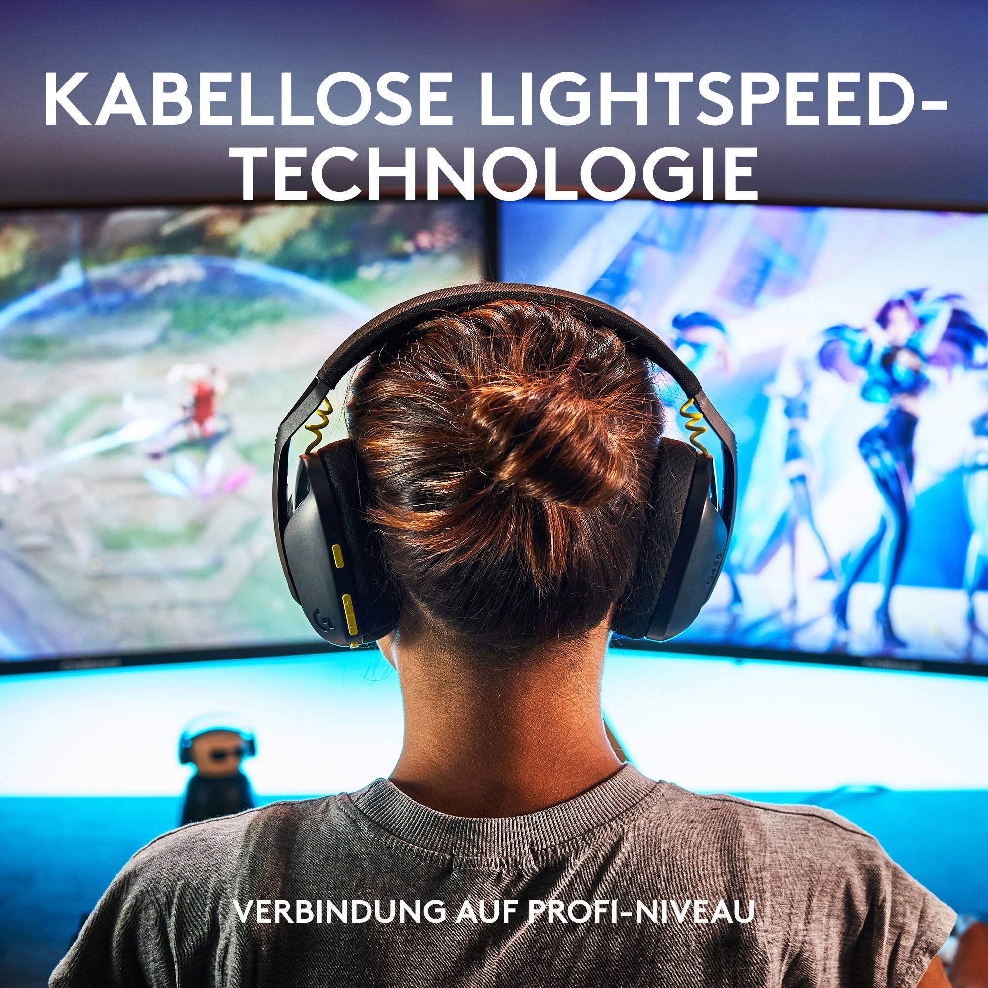 Ein Gamer trägt Kopfhörer, spielt ein Videospiel auf mehreren Bildschirmen. Text im Bild: 'Kabellose Lightspeed-Technologie'.