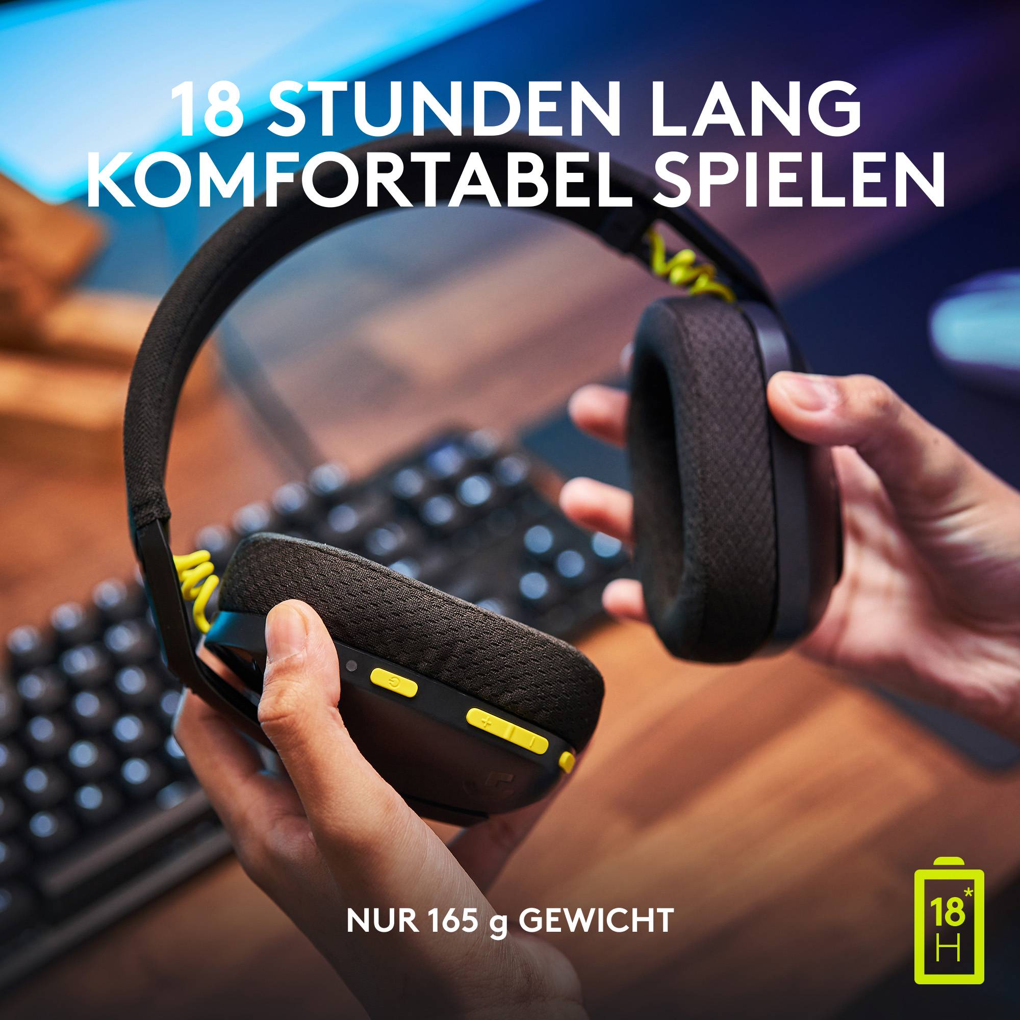Ein Paar schwarzer Kopfhörer wird über einer Tastatur gehalten. Text: '18 Stunden lang komfortabel spielen', 'Nur 165 g Gewicht'.