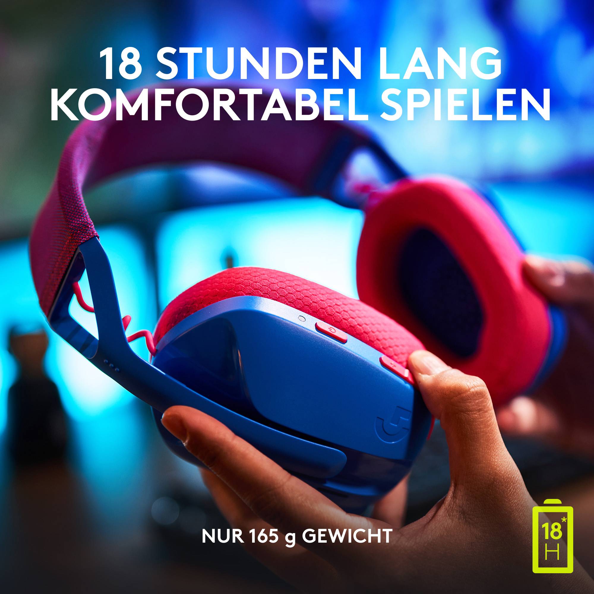 'Rotes und blaues Gaming-Headset in Händen vor einem leuchtenden Bildschirm. Text auf dem Bild: 18 Stunden lang komfortabel spielen. Nur 165 g Gewicht.'