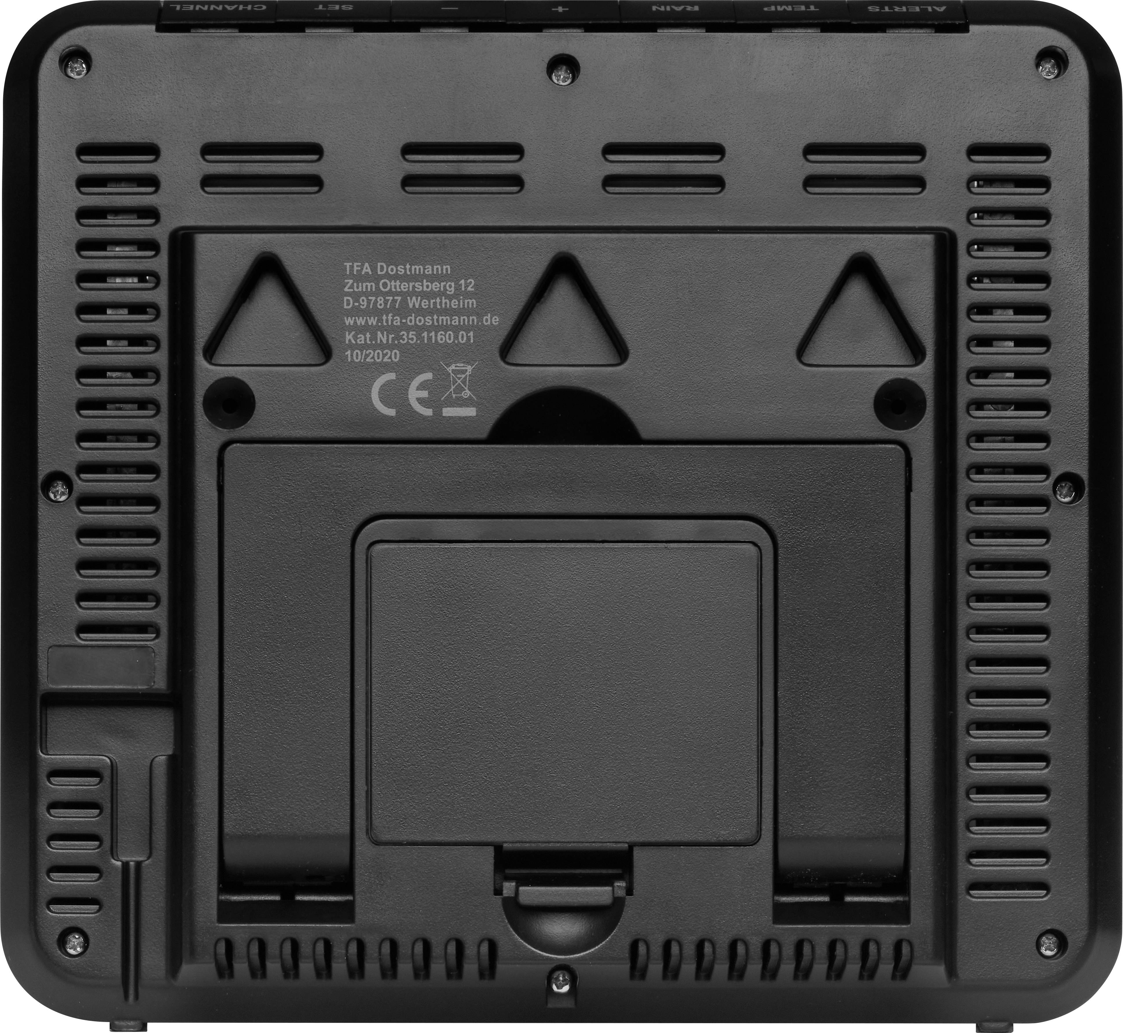 Rückseite eines elektronischen Geräts mit Lüftungsschlitzen und einem Batteriefach. Herstellerangaben und Zertifizierungszeichen sind sichtbar.