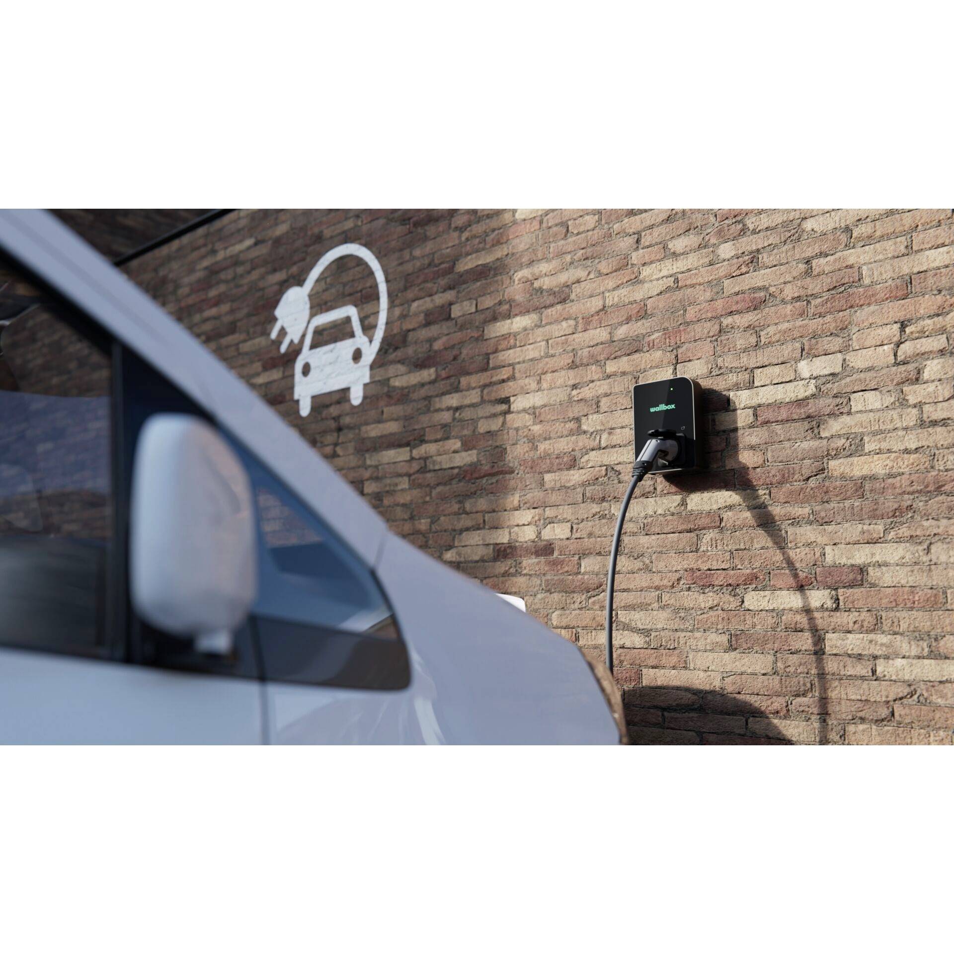 Ein Elektroauto ist an eine Wandladestation angeschlossen. Ein Symbol über der Station zeigt ein Auto mit Stecker und Kabel.