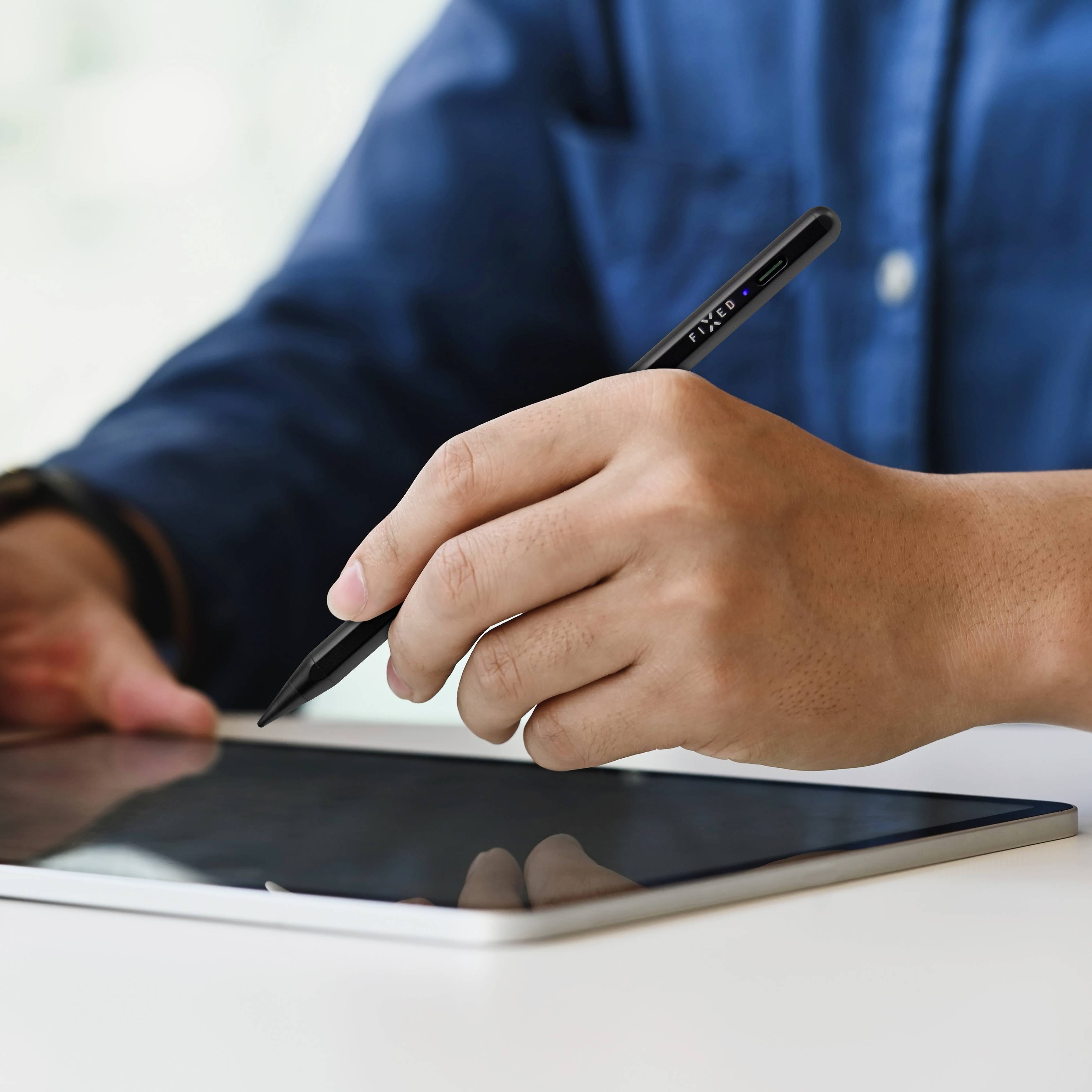 Person benutzt einen Tablet-PC mit einem Stift.