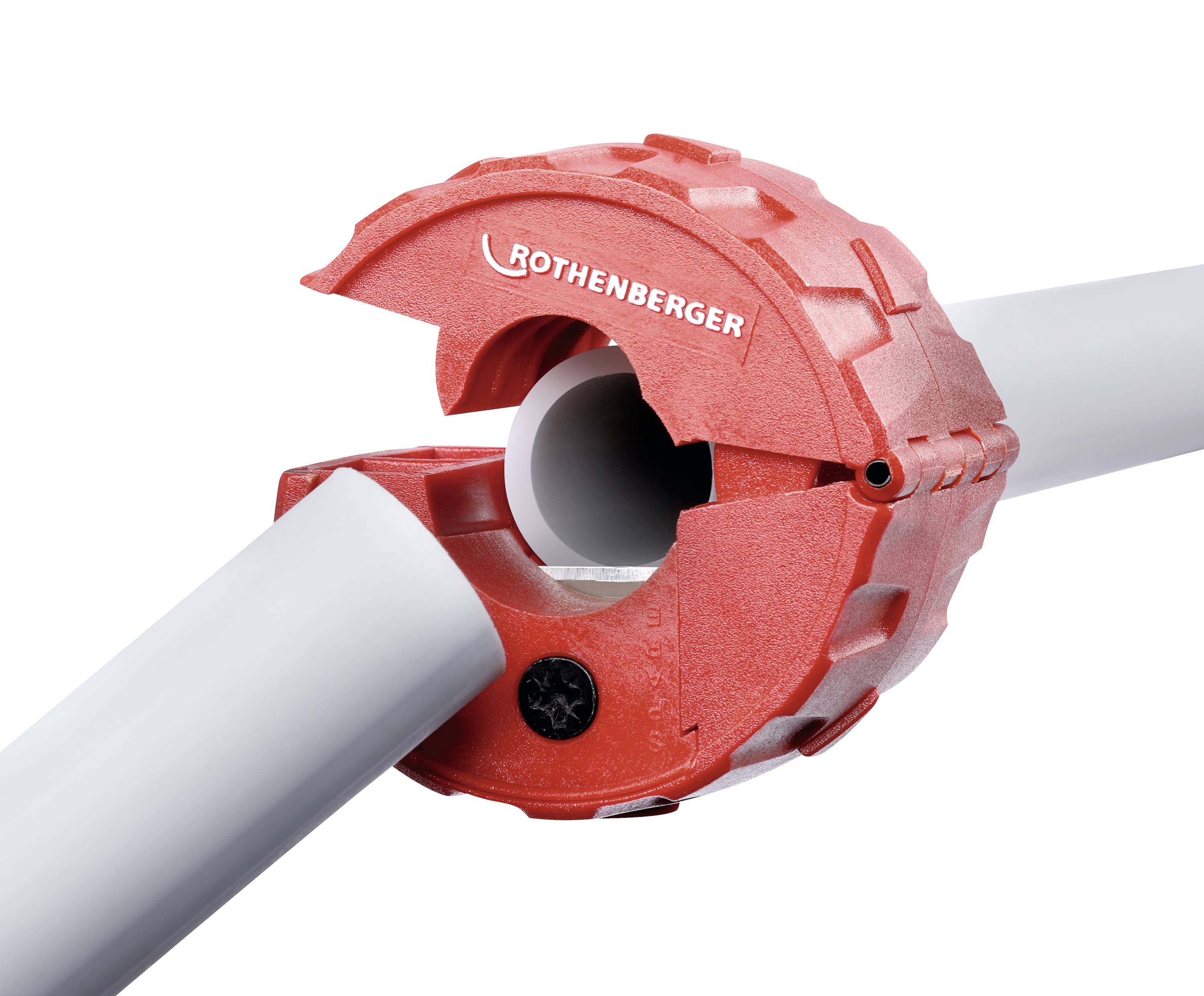 Ein rotes Rohrschneidewerkzeug schneidet ein graues PVC-Rohr. Das Werkzeug ist geöffnet und zeigt die eingeschlossene Rohrstelle.