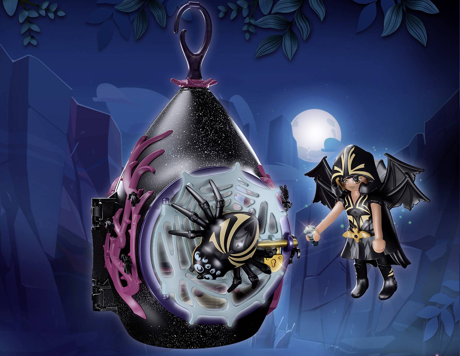 Spielzeugfigur mit Fledermausflügeln hält einen Dolch neben einem Spinnenkokon vor nächtlicher Kulisse mit Mond und Blättern.