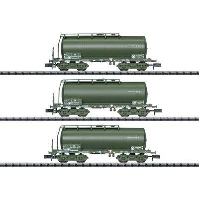 Drei grüne Kesselwagen auf parallelen Bahngleisen. Sie sind identisch und stellen Eisenbahnfrachtwagen für den Transport von Flüssigkeiten dar.