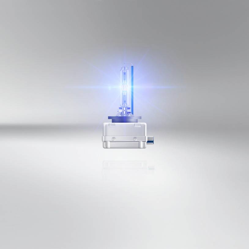 Eine leuchtende Autolampe steht in einem hellen, minimalistischen Raum. Die Lampe strahlt blaues Licht aus, das nach oben gerichtet ist.