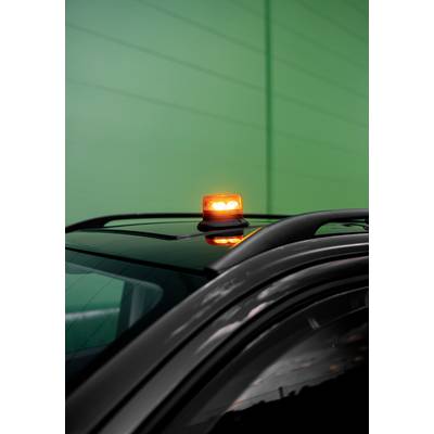 Ein Auto mit einem orangefarbenen Warnlicht auf dem Dach, blockiert.