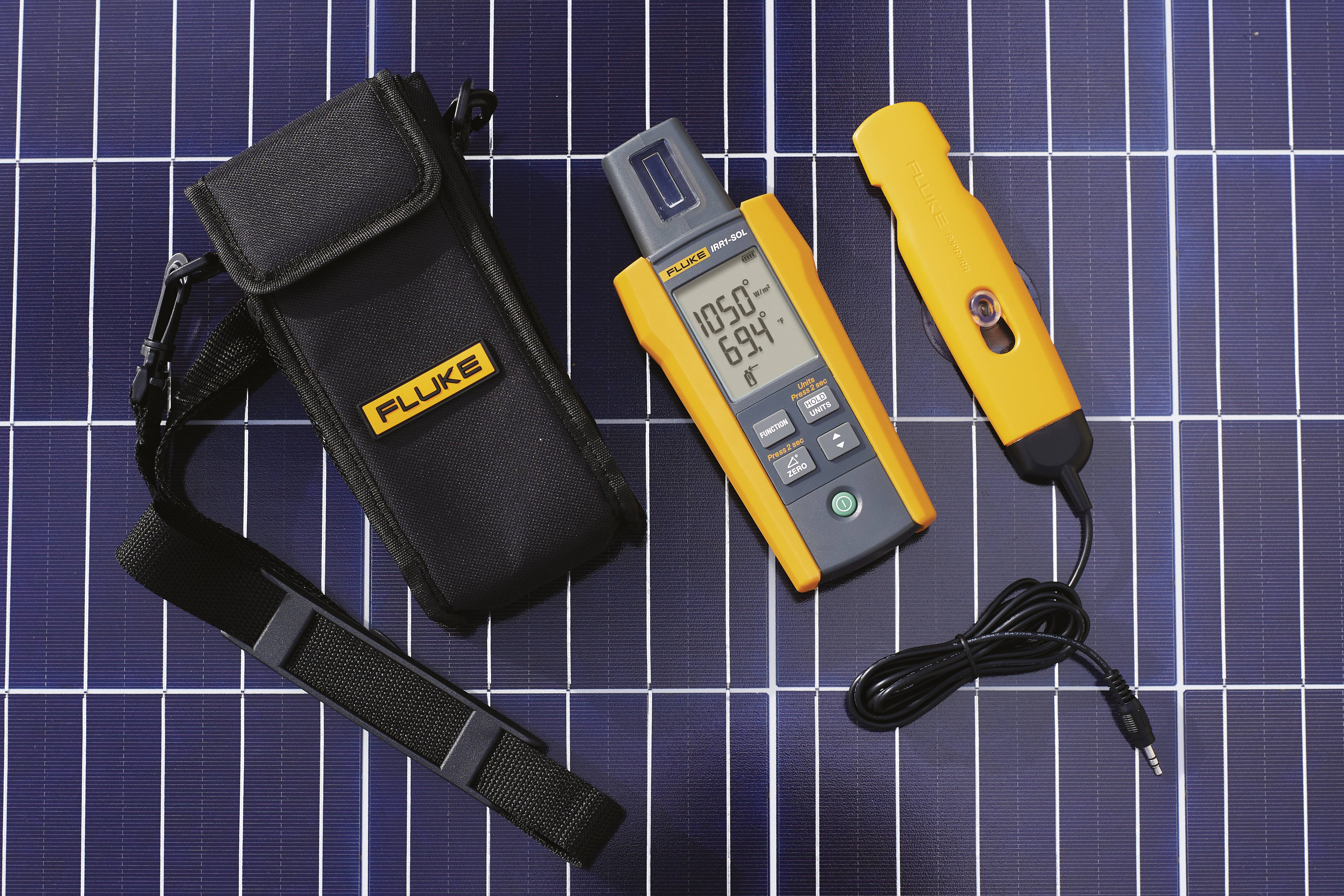Messgerät-Set mit einer Tragetasche, einem digitalen Messgerät und Sonde auf einem Solarpanel. Zeigt '1050' und '694' auf dem Display.