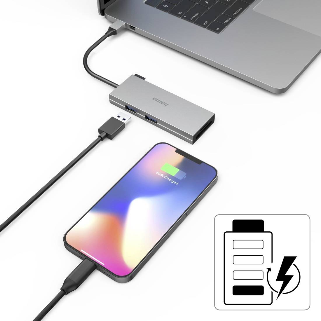 Ein Smartphone wird über einen Adapter mit einem Laptop verbunden und aufgeladen, wie das Batteriesymbol zeigt.