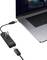 Laptop mit angeschlossenem USB-Hub, der drei USB-Anschlüsse, einen SD-Kartensteckplatz und ein USB-Kabel zeigt, das in den Laptop führt.
