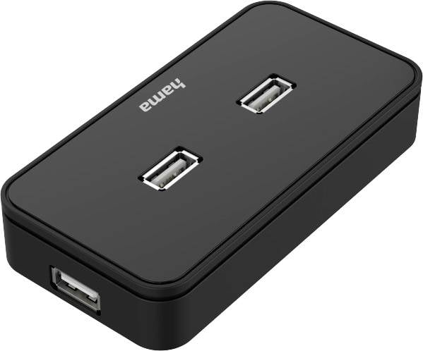 Ein schwarzer USB-Hub mit drei USB-Anschlüssen, zwei oben und einer an der Seite.