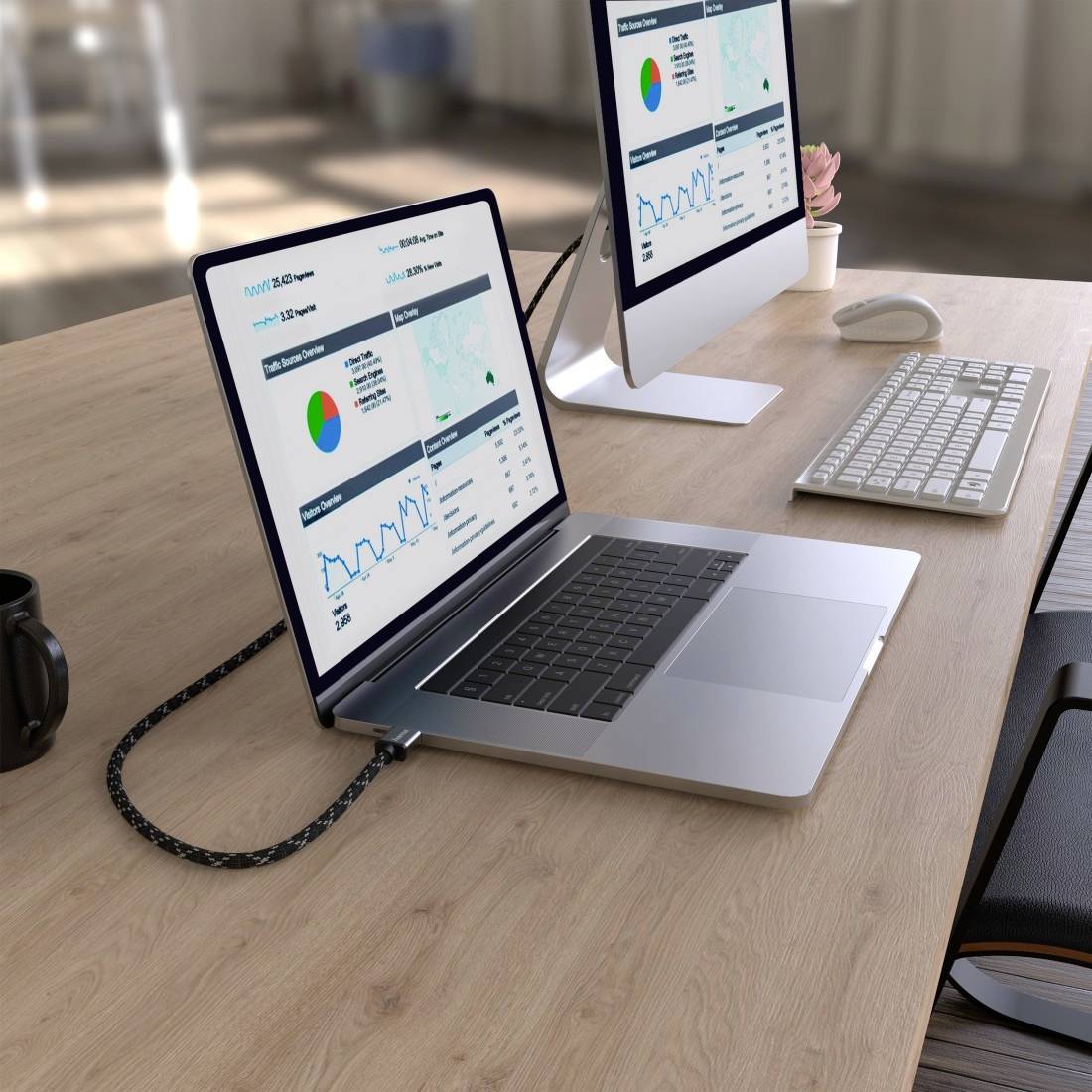 Laptops auf einem Schreibtisch zeigen Diagramme: ein Kreisdiagramm zur Vertriebsauswertung und ein Liniendiagramm über Zeittrends.