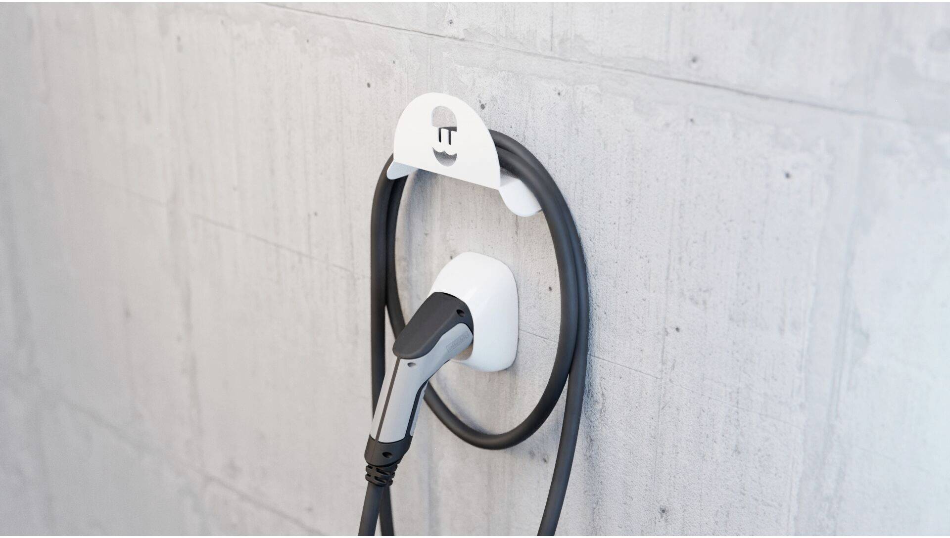 Ladekabel für Elektrofahrzeuge an einer Wandhalterung befestigt, bereit zur Nutzung.