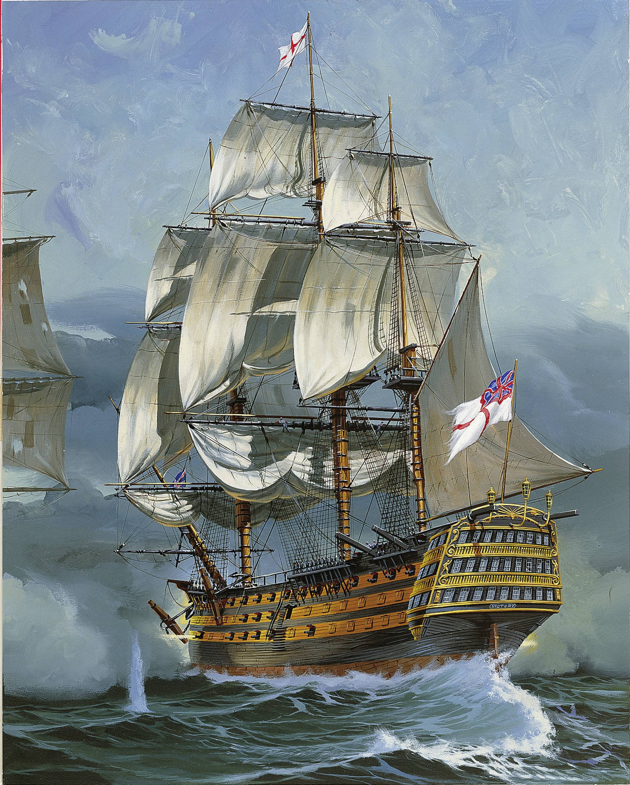 Ein historisches Segelschiff mit vollen weißen Segeln segelt auf stürmischer See. Britische Flaggen wehen im Wind.