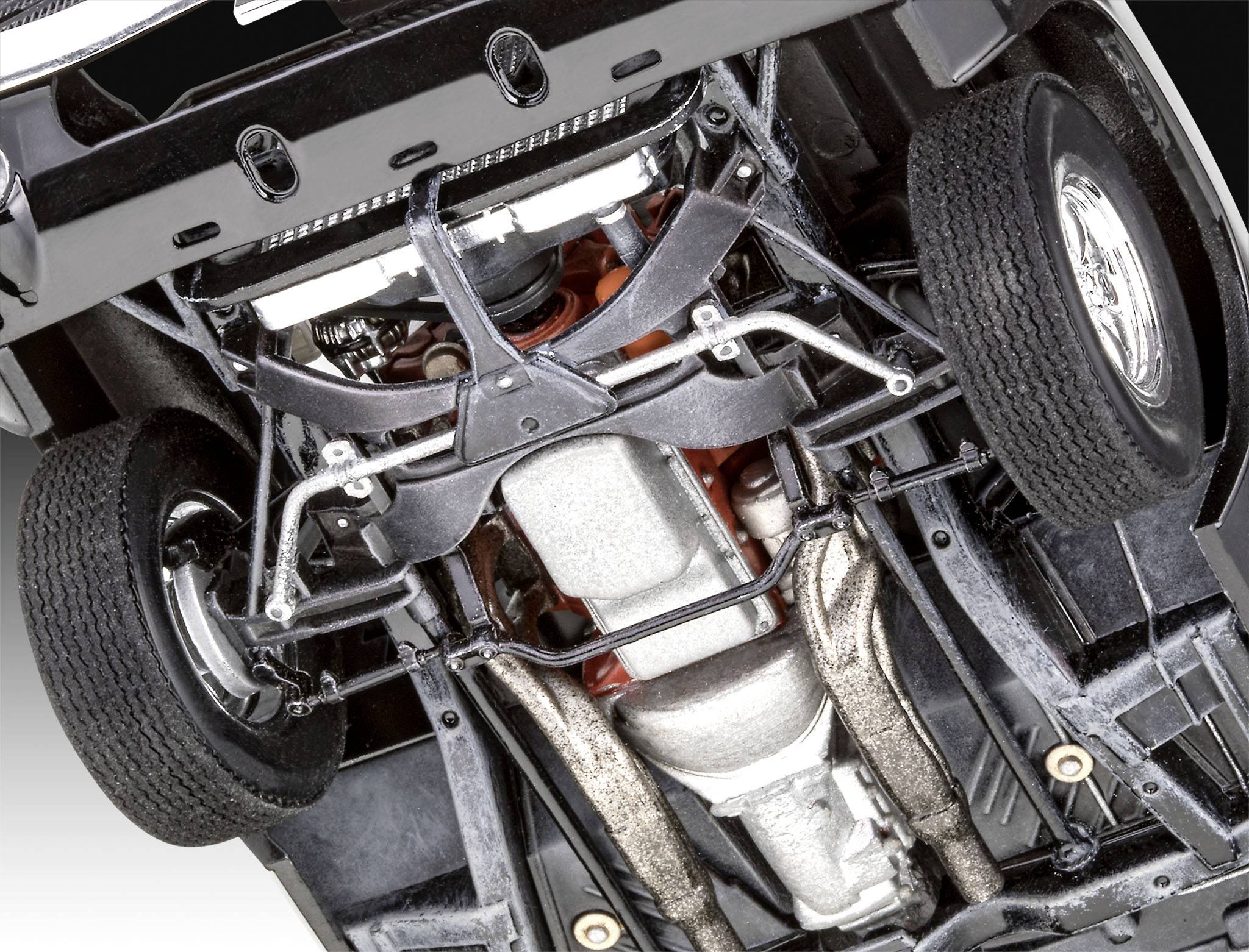 Ein Auto von unten, das das Fahrwerk, den Auspuff und die Reifen zeigt. Die Ansicht betont technische Details der Fahrzeugstruktur.