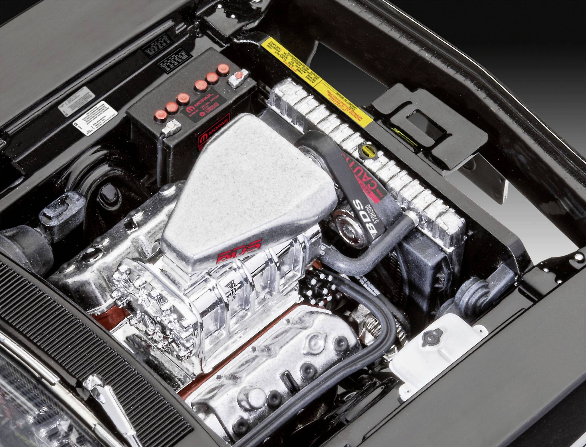 Motorraum eines Autos mit sichtbarem Motorblock, Batterieklemmen und Lüftungsrohren. Im Fokus steht ein leistungsstarker 'Lingenfelter' Motor.