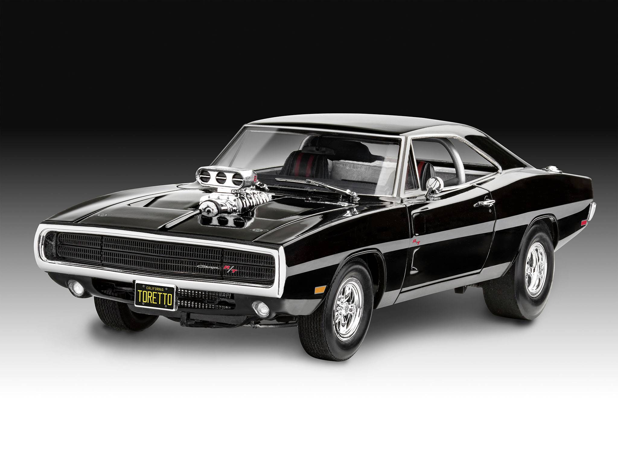 Schwarzes Muscle-Car mit aufgemotztem Motor auf grauem Hintergrund. Fahrzeug hat ein Nummernschild mit Aufschrift 'TORETTO'.