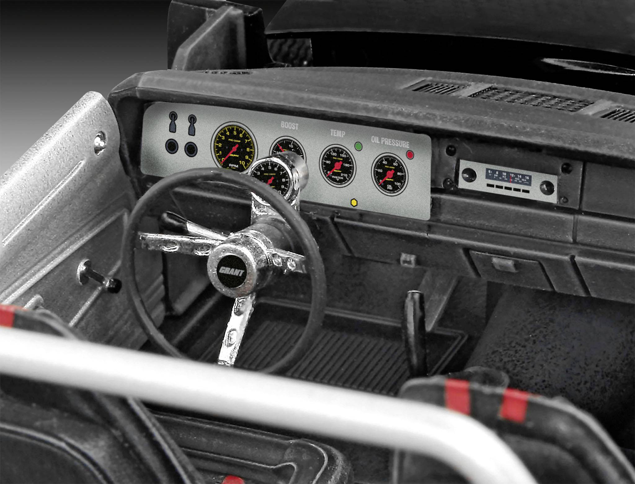 Innenansicht eines Oldtimer-Autos mit Lenkrad, Armaturenbrett und Instrumentenanzeige. Retro-Design mit klassischen Details.