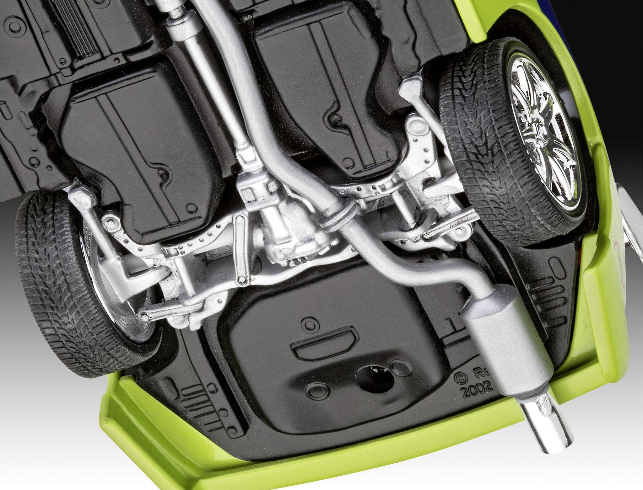 Fahrwerksansicht: Unterseite eines Autos mit detaillierter Darstellung des Auspuffs und der radaufhängung. Heben Sie das Fahrzeugdesign hervor.