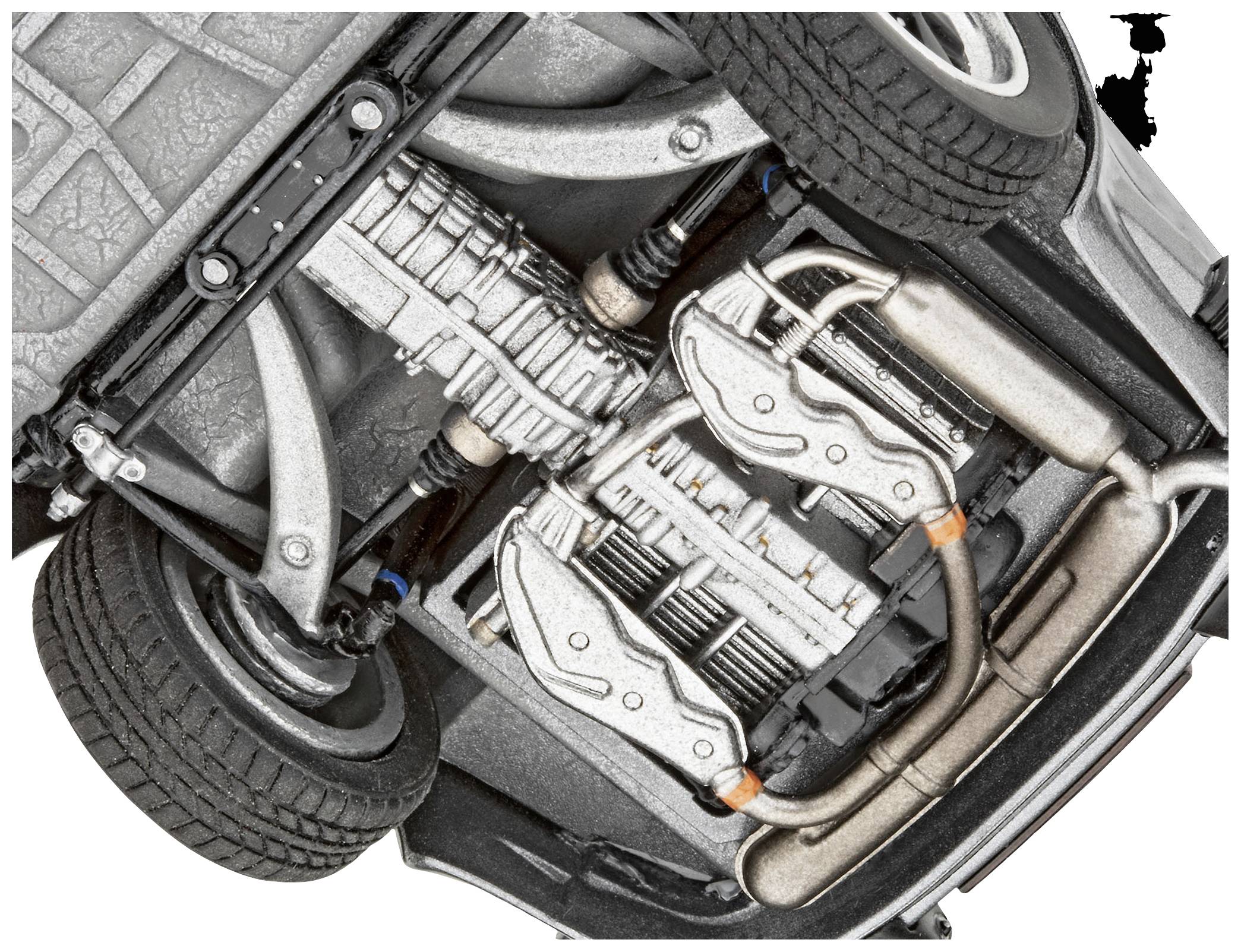 Untere Ansicht eines Auto-Models zeigt Auspuff, Räder und Aufhängungssystem. Detaillierte Darstellung der Fahrzeugbauteile.