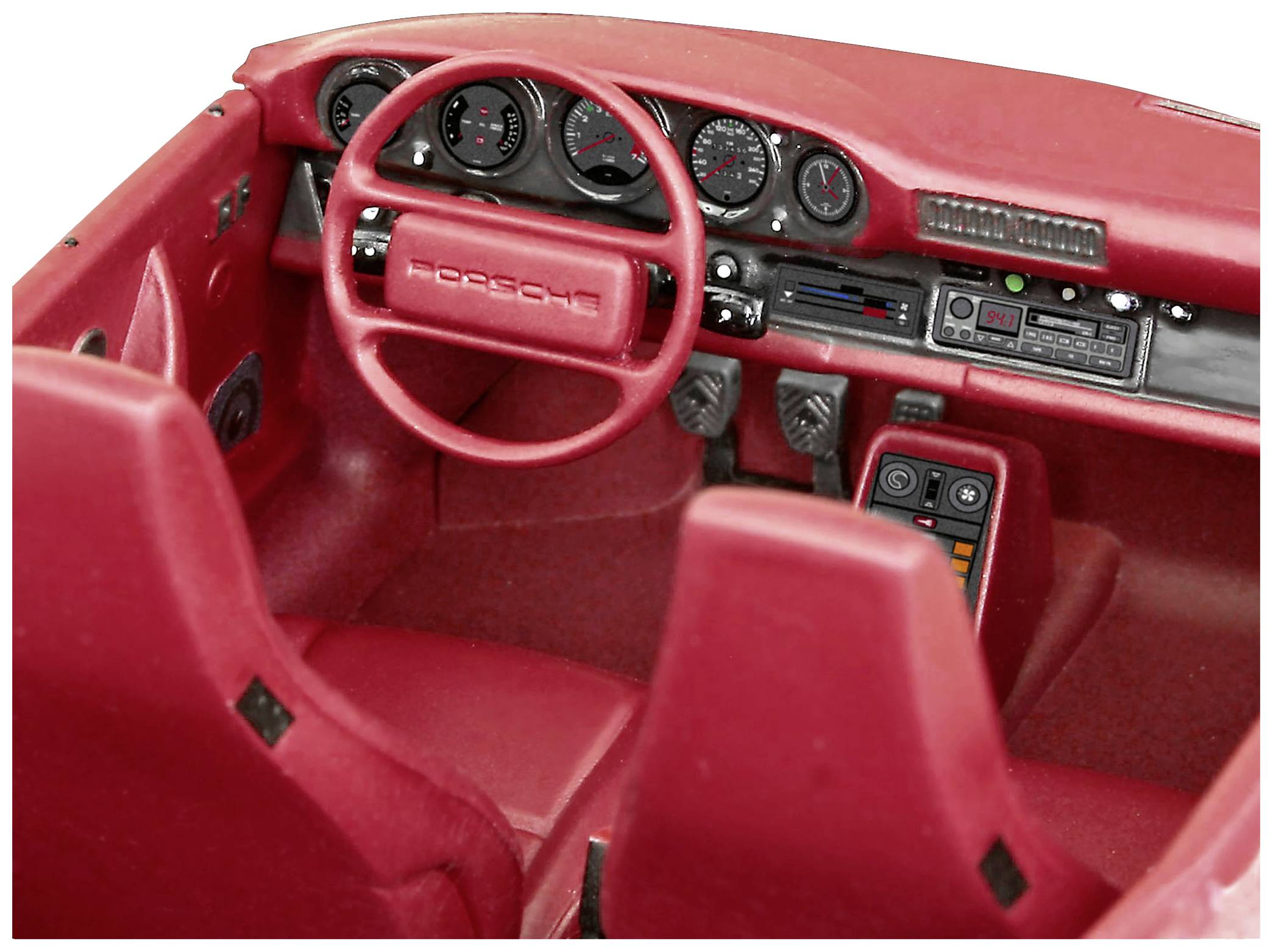 Roter Innenraum eines klassischen Sportwagens mit Lenkrad, Armaturenbrett und Fahrzeugsitzen. Cockpit zeigt viele Anzeigen.